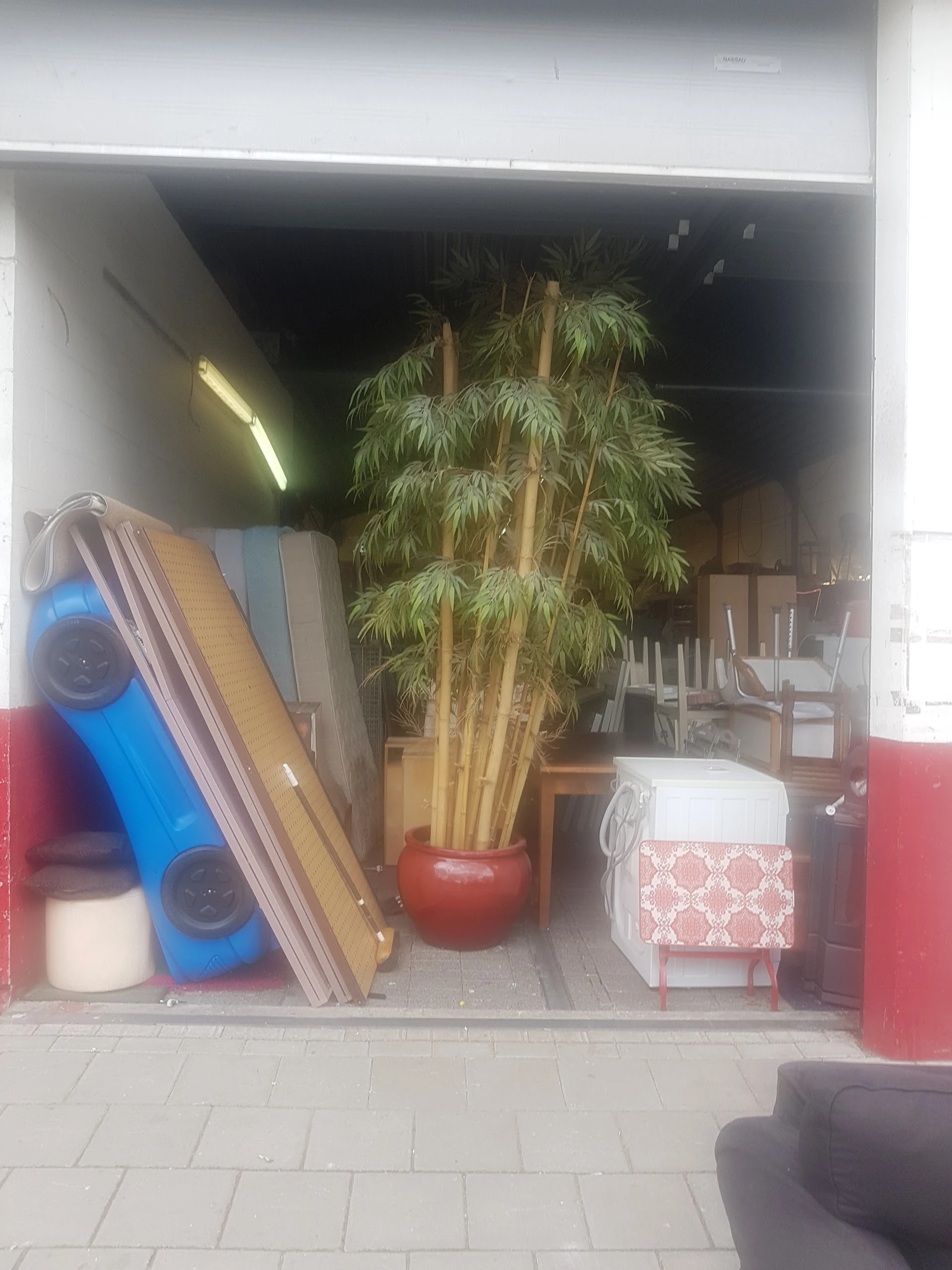 Kringloop Centrum Zuidoost in Amsterdam met tweedehands boeken, elektrische fietsen en gereedschappen