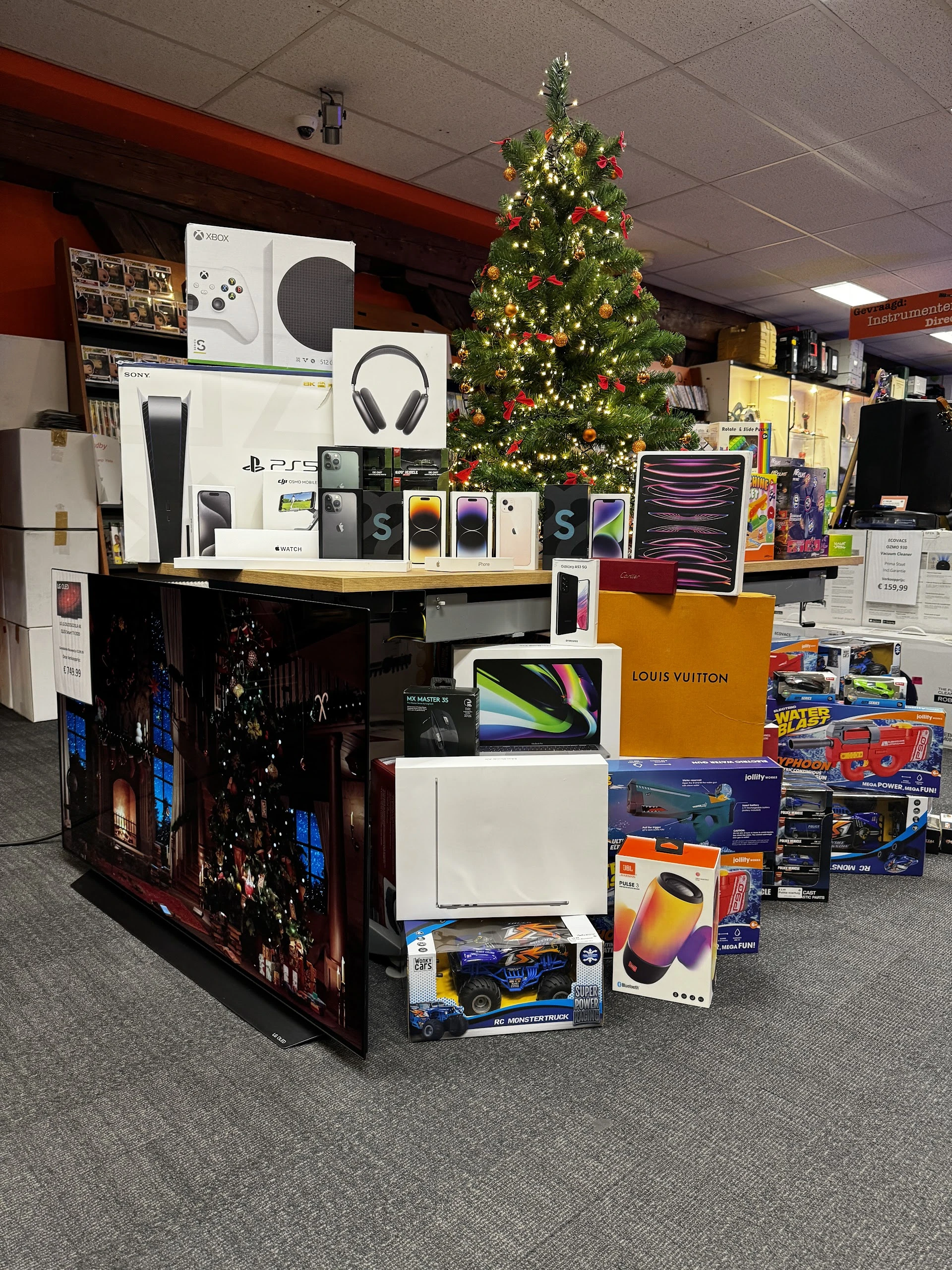 Kringloop Centrum Zuidoost in Amsterdam met tweedehands boeken, elektrische fietsen en gereedschappen