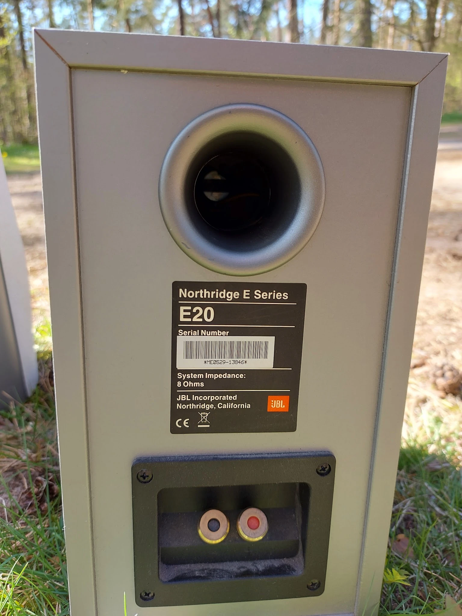 Close-up van een Northridge E Series E20 luidspreker met serienummer en specificaties op het label