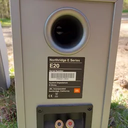 Close-up van een Northridge E Series E20 luidspreker met serienummer en specificaties op het label