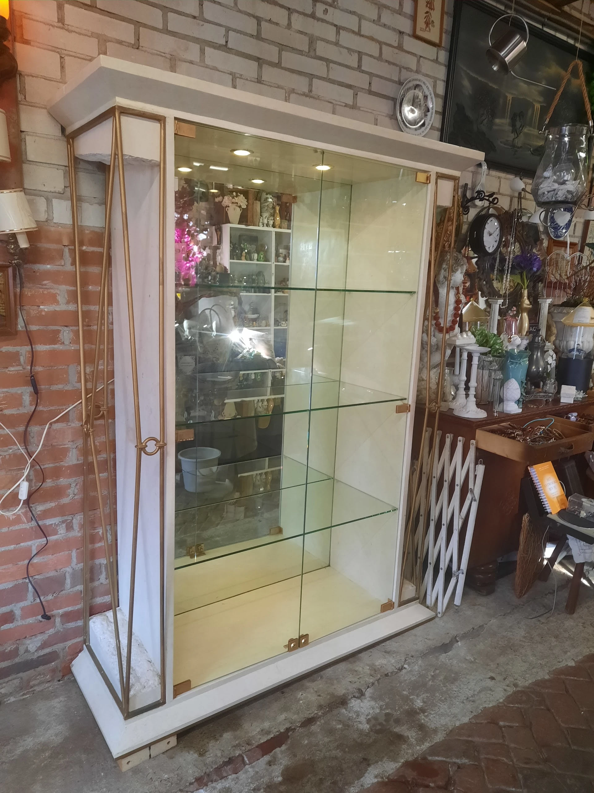 Kringloopwinkel Kringloop Curiosa brocante de koestal in Blijham