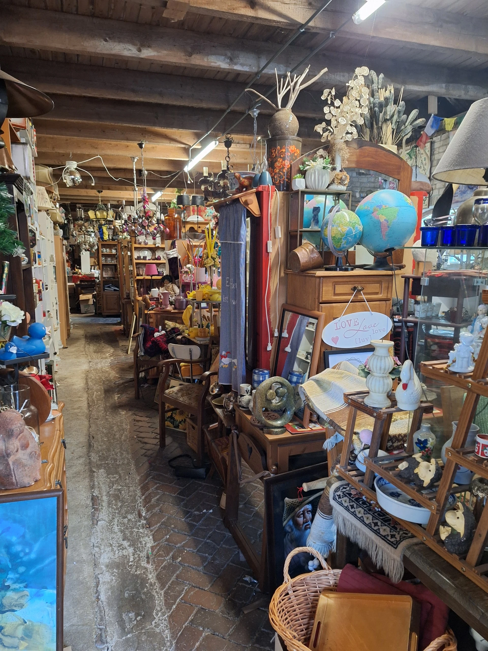 Kringloopwinkel Kringloop Curiosa brocante de koestal in Blijham