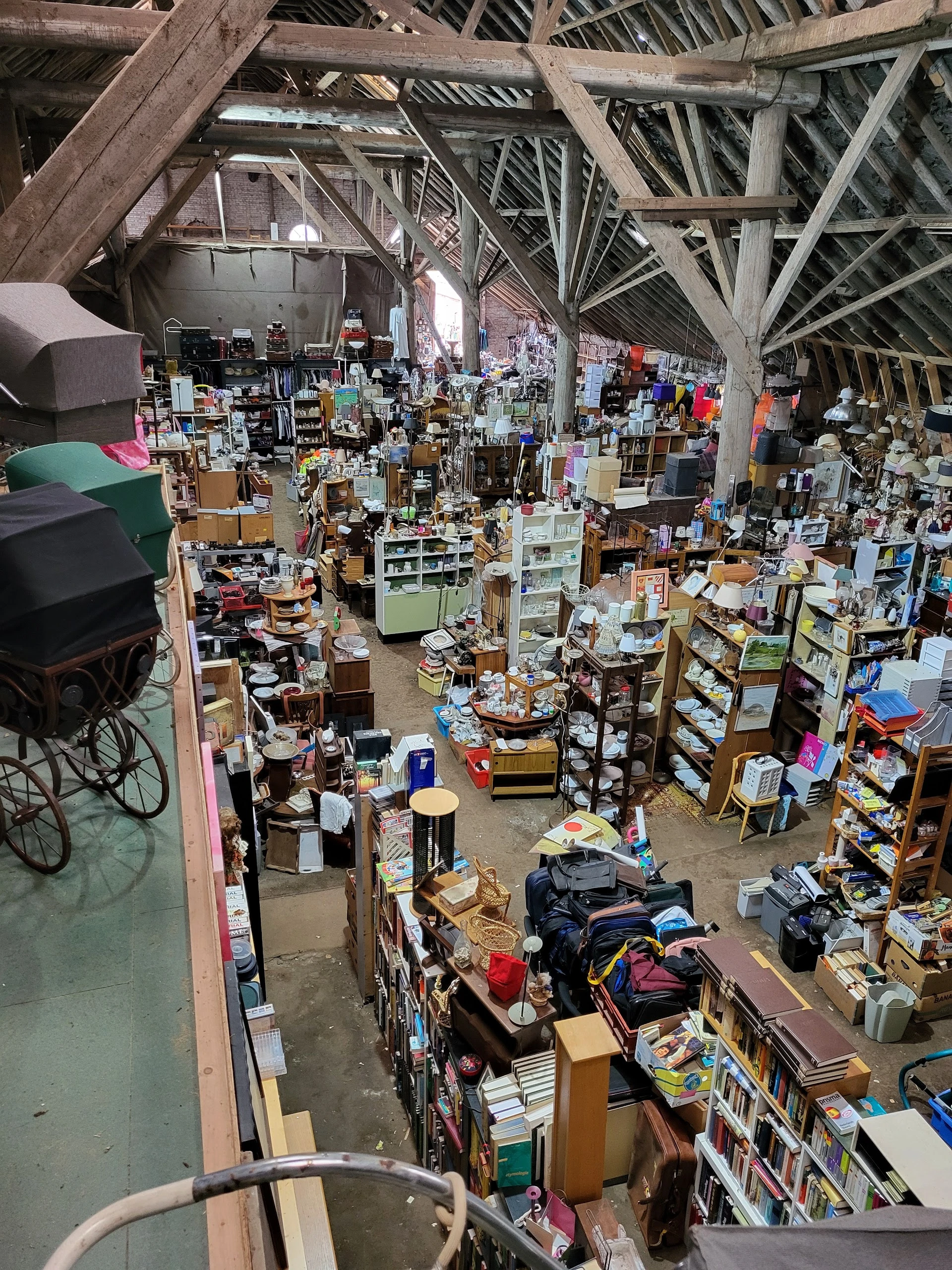 Kringloop Curiosa brocante de koestal in Blijham met tweedehands boeken, gereedschappen en herenkleding
