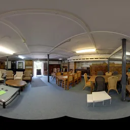 Ruim winkelbinnenland met meubels, houten stoelen en zittingsgelegenheden uitgestald onder ronde plafondconstructie