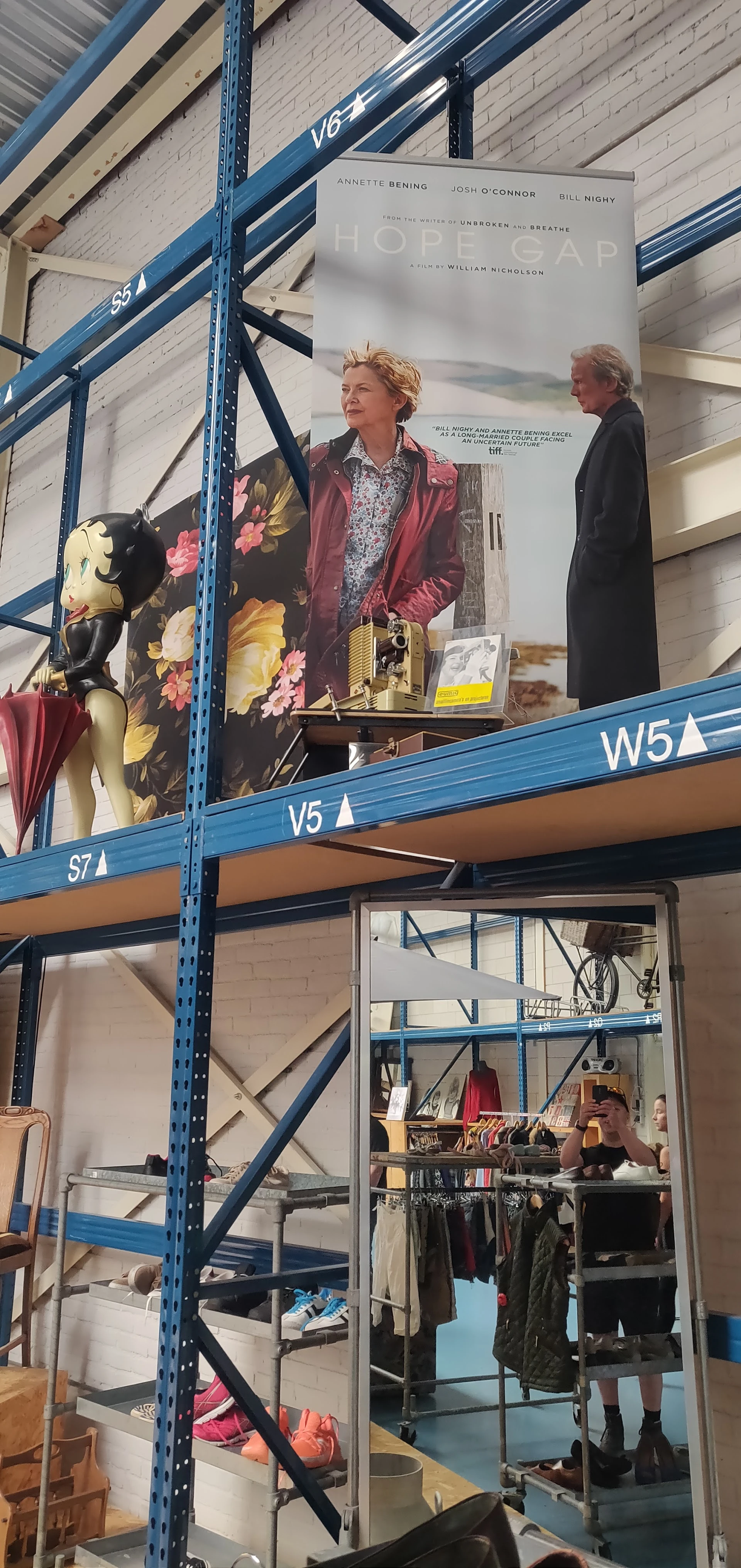 Kringloop De ARM (stichting)Kringloop Centrum Utrecht in Utrecht met tweedehands audioapparatuur, boeken en gereedschappen