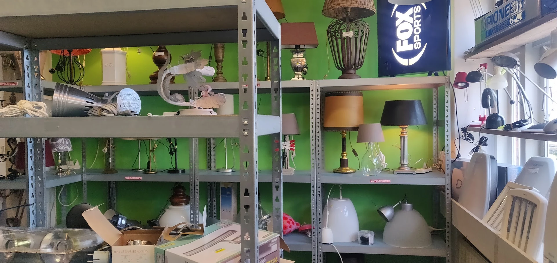 Kringloop De ARM (stichting)Kringloop Centrum Utrecht in Utrecht met tweedehands audioapparatuur, boeken en gereedschappen