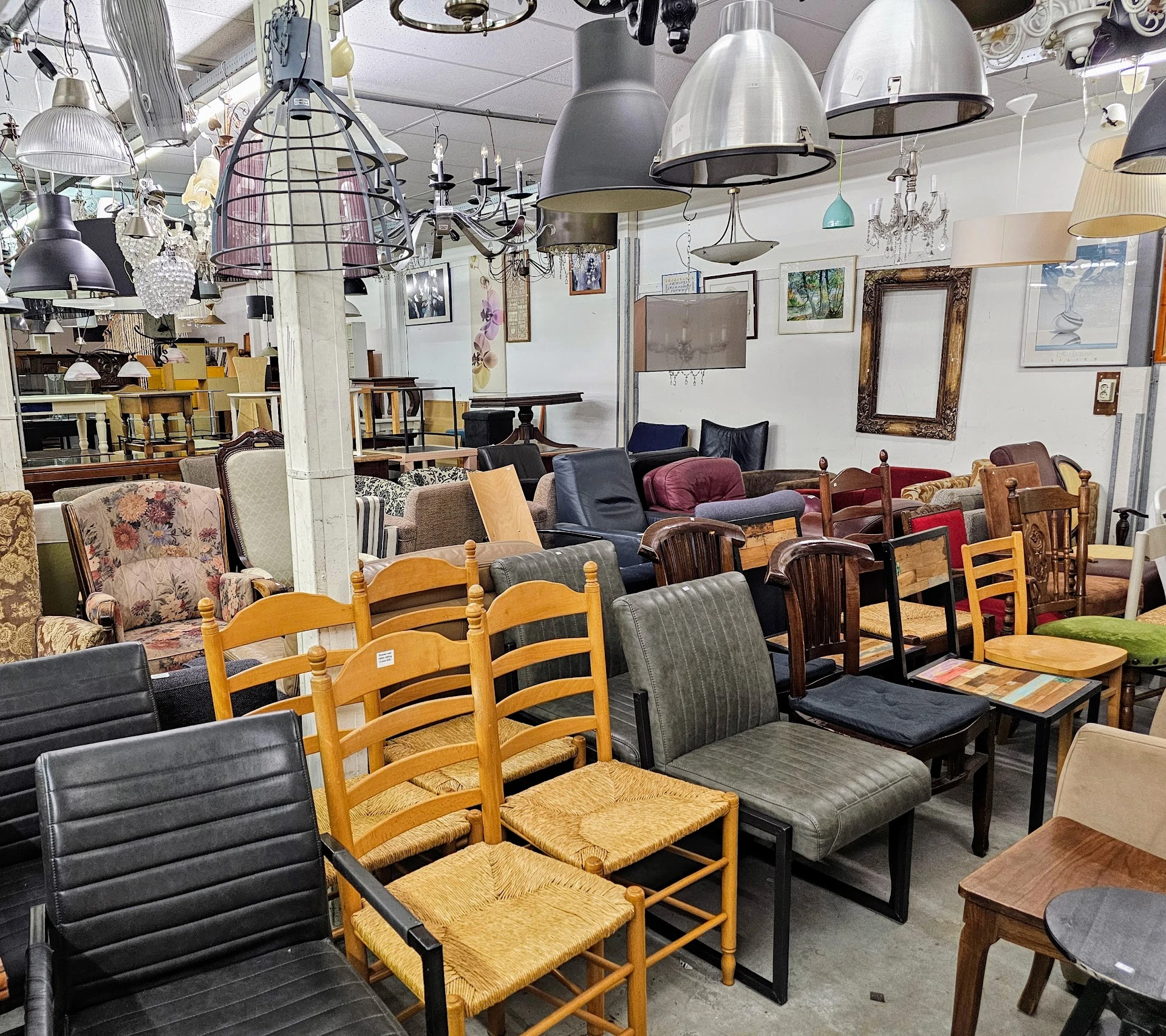 Kringloop De Brug in Katwijk aan Zee met tweedehands boeken, gereedschappen en huishoudelijke apparaten