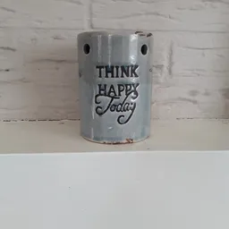Grijze keramische houder met tekst 'THINK HAPPY Today' en twee gaten aan de bovenkant