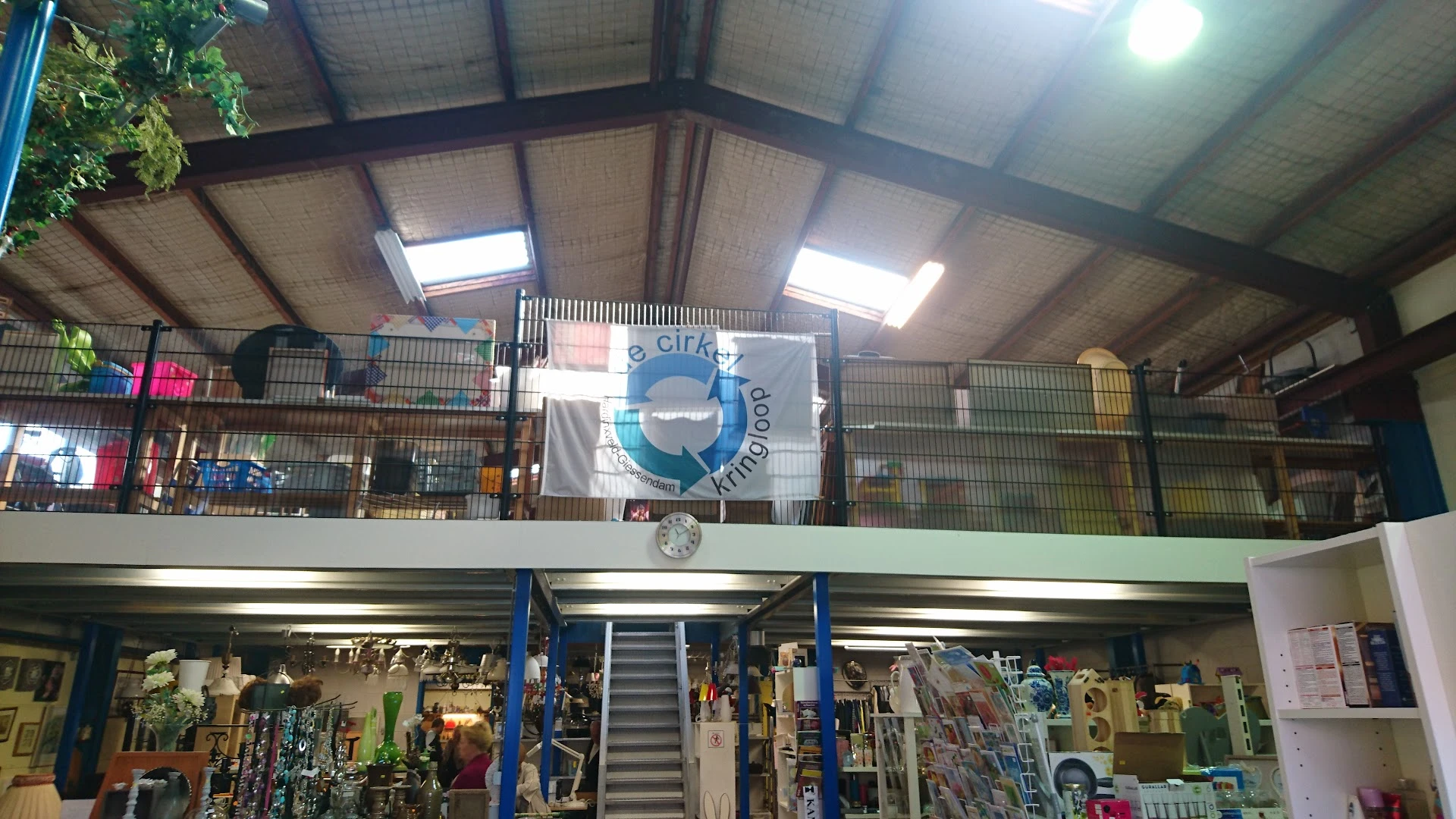 Kringloop De Cirkel in Hardinxveld-Giessendam met tweedehands boeken, bouwmaterialen en computers