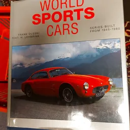 Boek over sportauto's uit 1945-1980 met afbeelding van rode Karmann-coupé op kaft