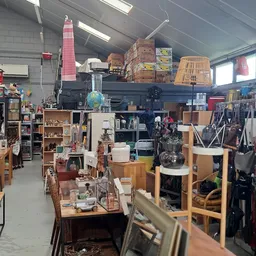 Ruim assortiment tweedehands spullen in kringloopwinkel met meubels, huishoudartikelen en kleding