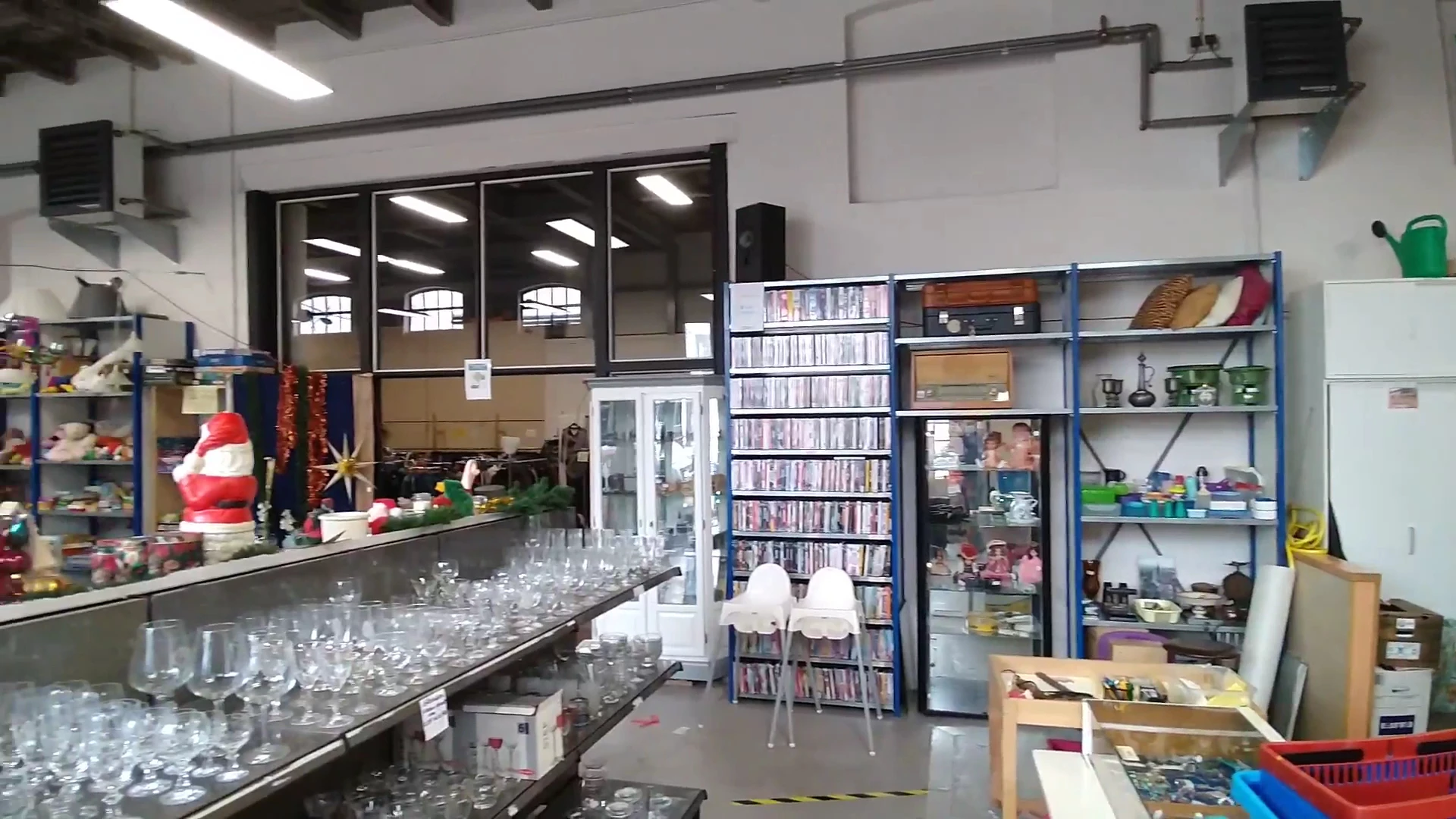 Kringloop De Graanschuur in Hoogezand met tweedehands boeken, huishoudelijke apparaten en kasten