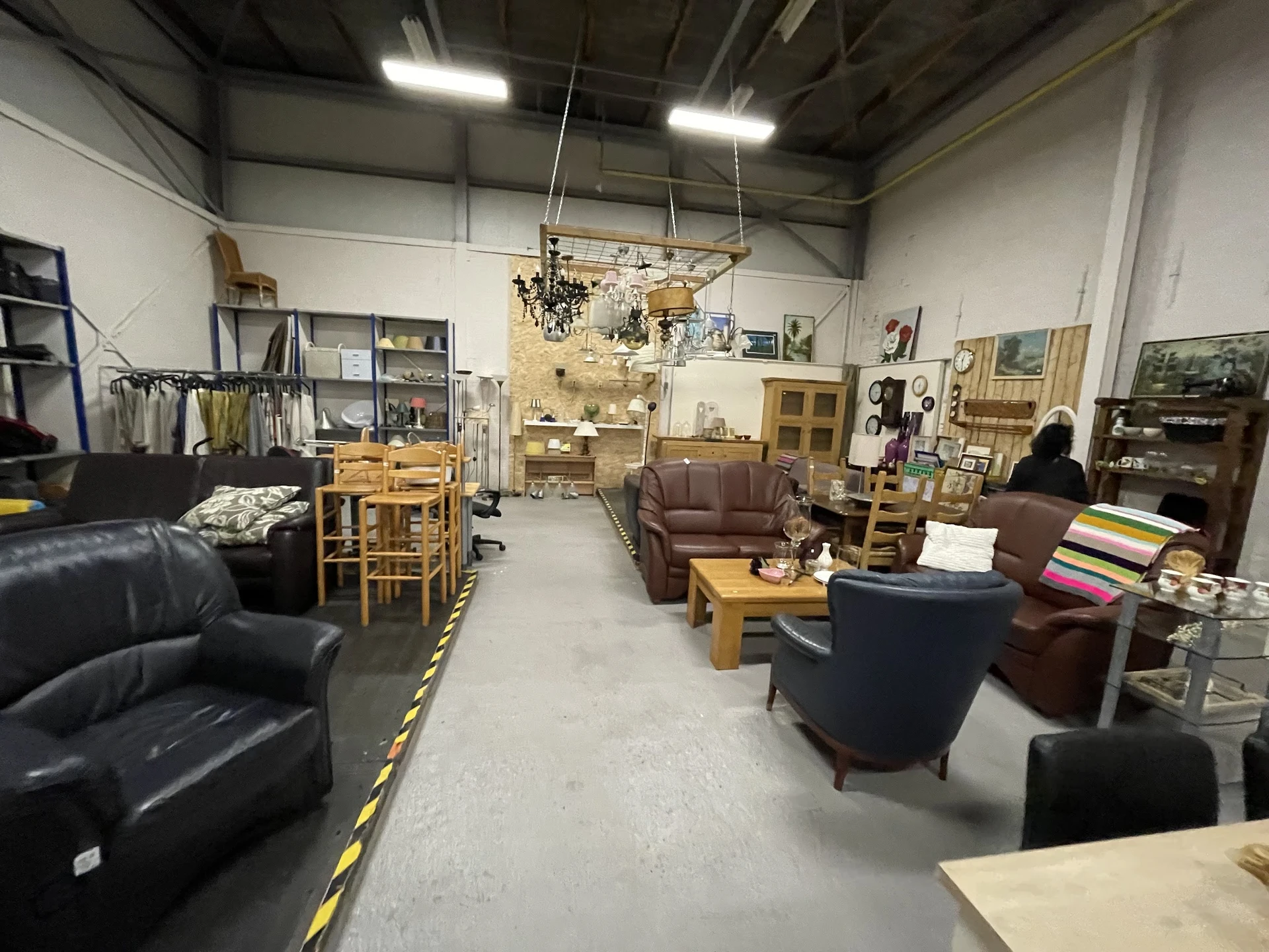 Winkelvloer van kringloopwinkel met meubels, stoelen, tafels en diverse tweedehandsartikelen