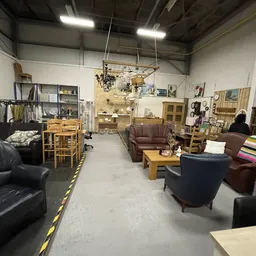 Winkelvloer van kringloopwinkel met meubels, stoelen, tafels en diverse tweedehandsartikelen