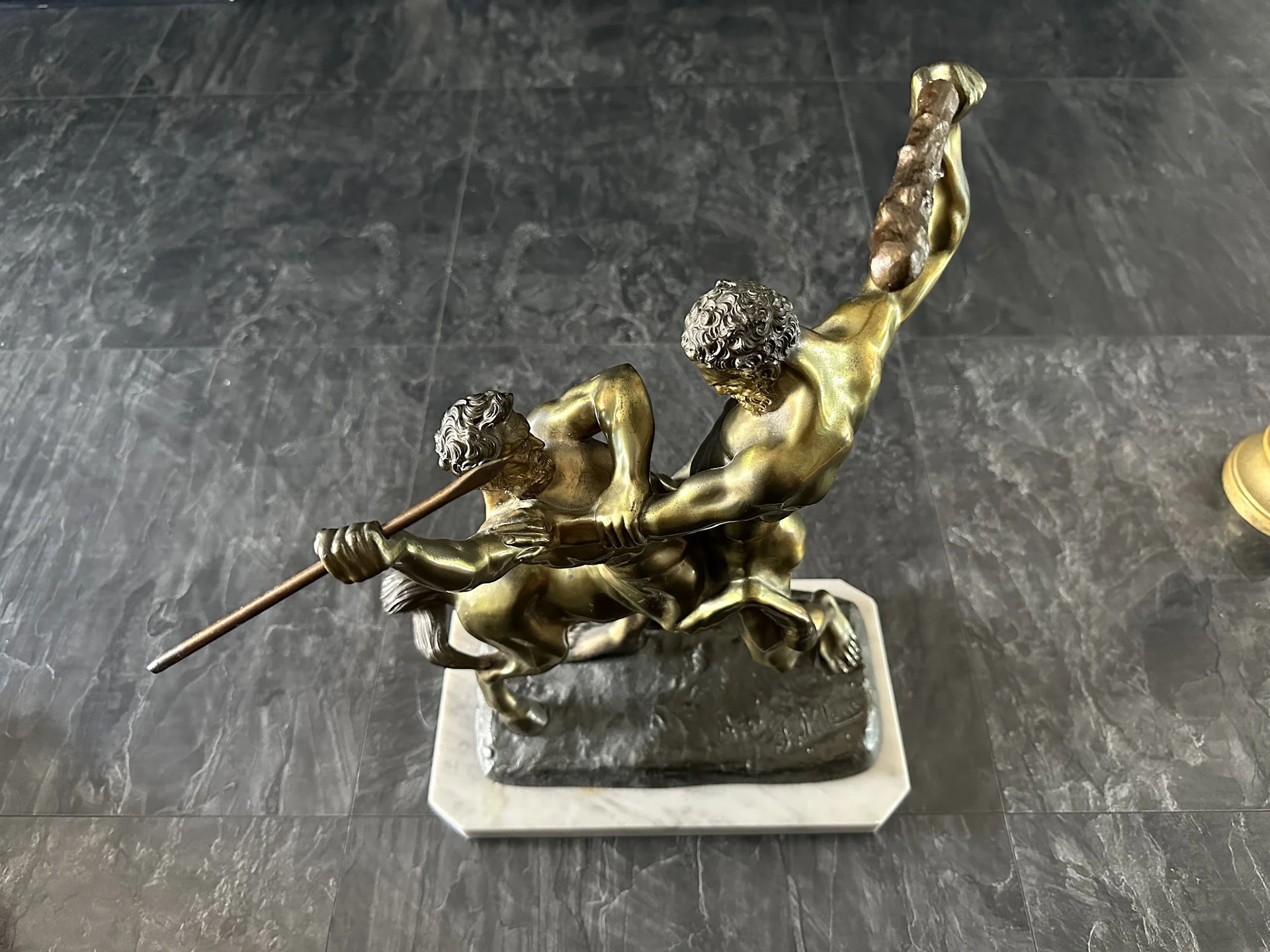 Goudkleurig bronzen beeldje van twee cherubijnen op marmeren voet