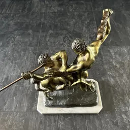 Goudkleurig bronzen beeldje van twee cherubijnen op marmeren voet