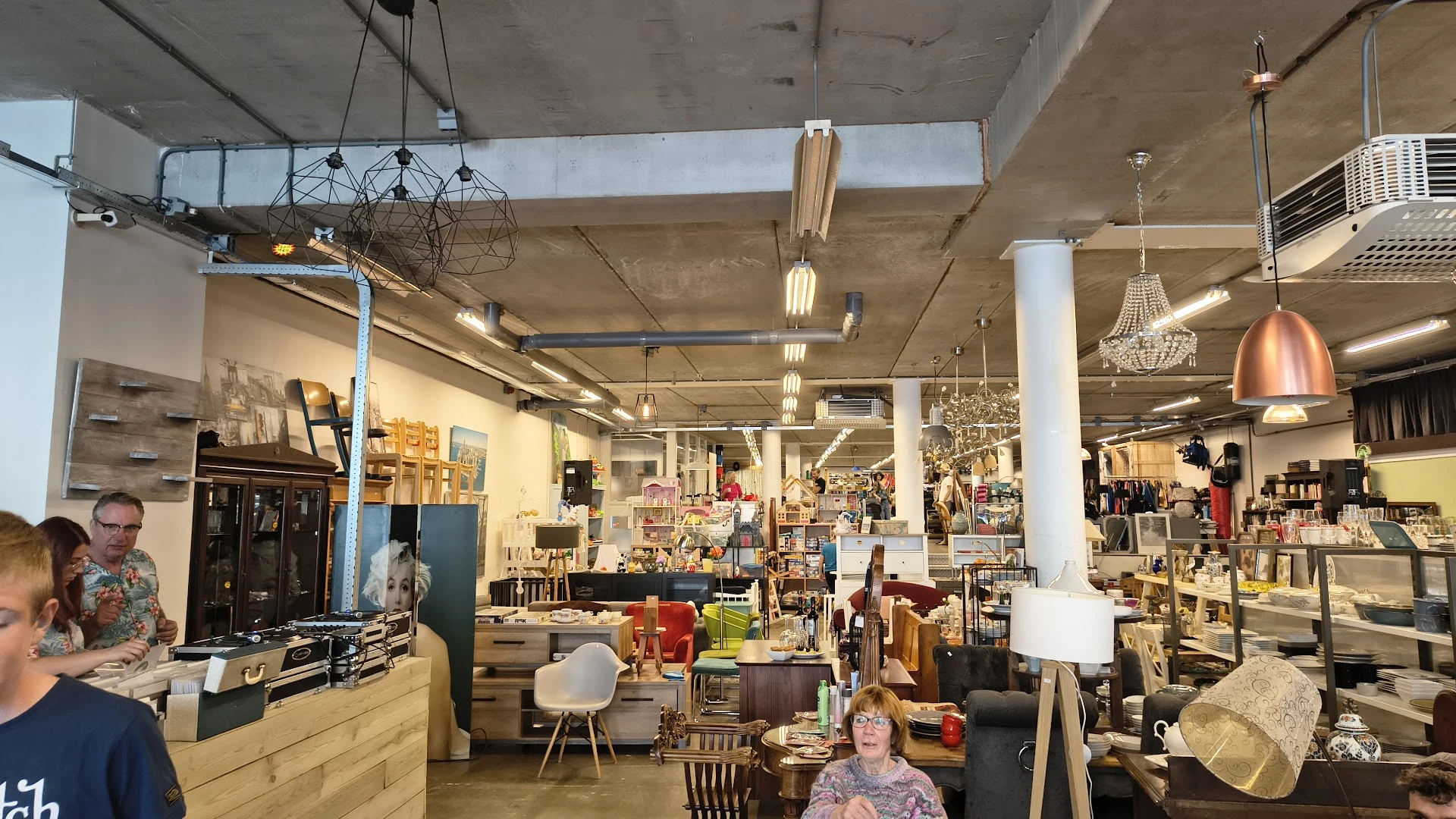 Kringloop De Kameleon in Alkmaar met tweedehands meubels en kleding