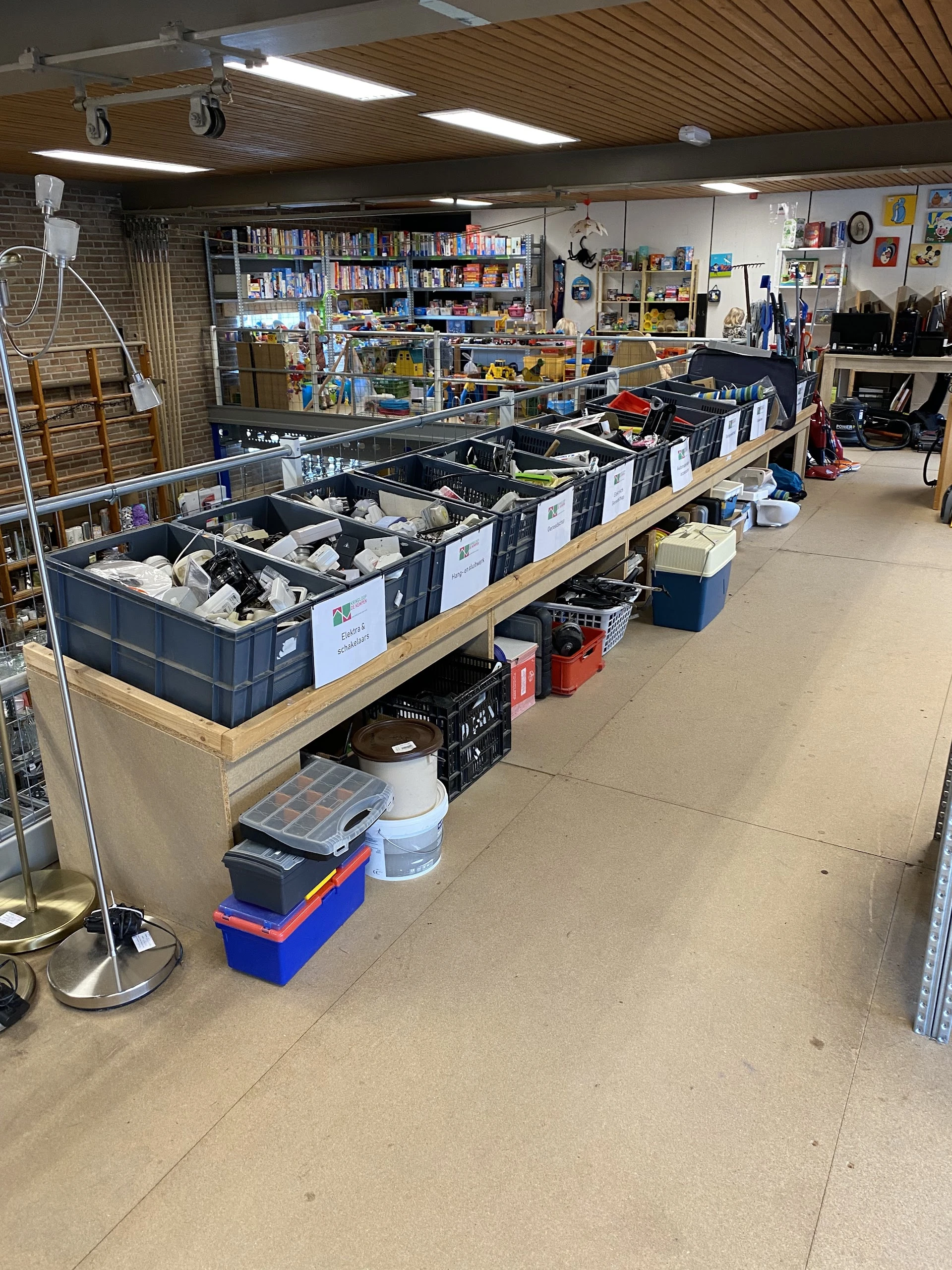 Kringloop de Kempen in Bergeijk met tweedehands boeken, huishoudelijke apparaten en kleding