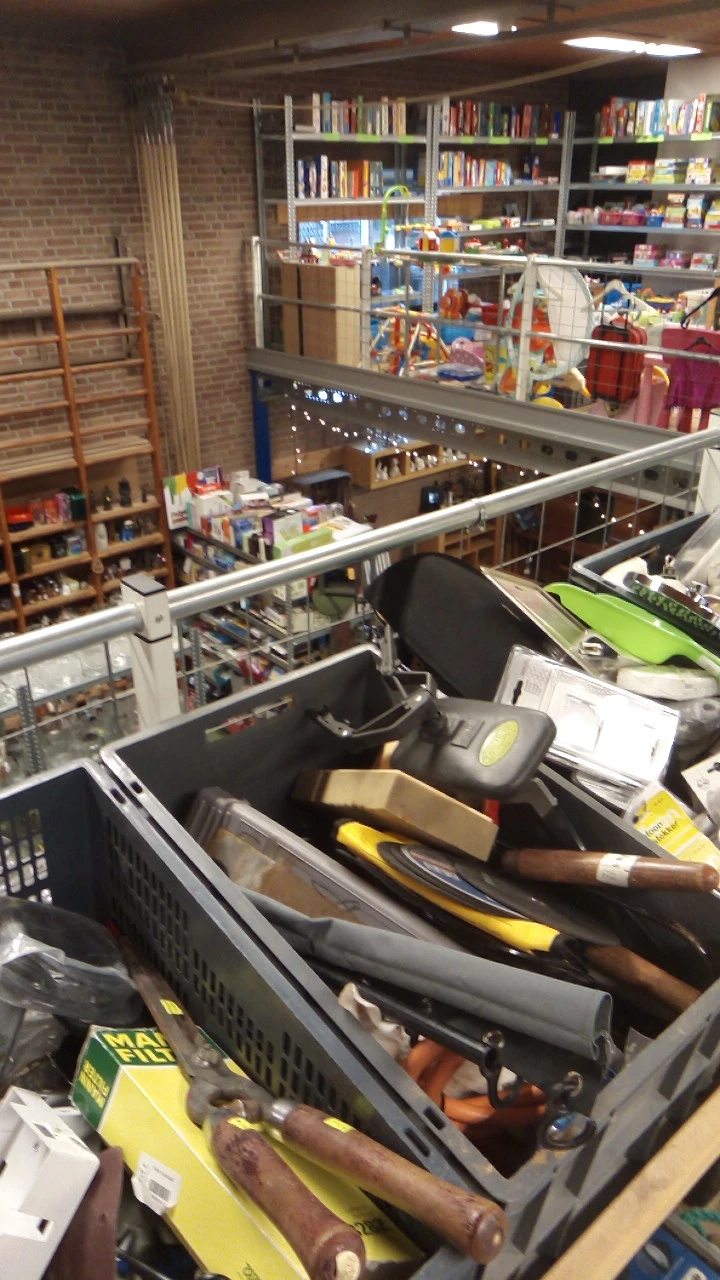 Bakken met gebruikte gereedschap en handgereedschap in een kringloopwinkel