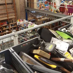 Bakken met gebruikte gereedschap en handgereedschap in een kringloopwinkel