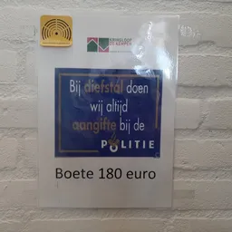 Poster met politieboodschap en boetebedrag op muur