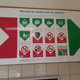 Welkomsbord met regels en pictogrammen voor Kringloop de Kempen