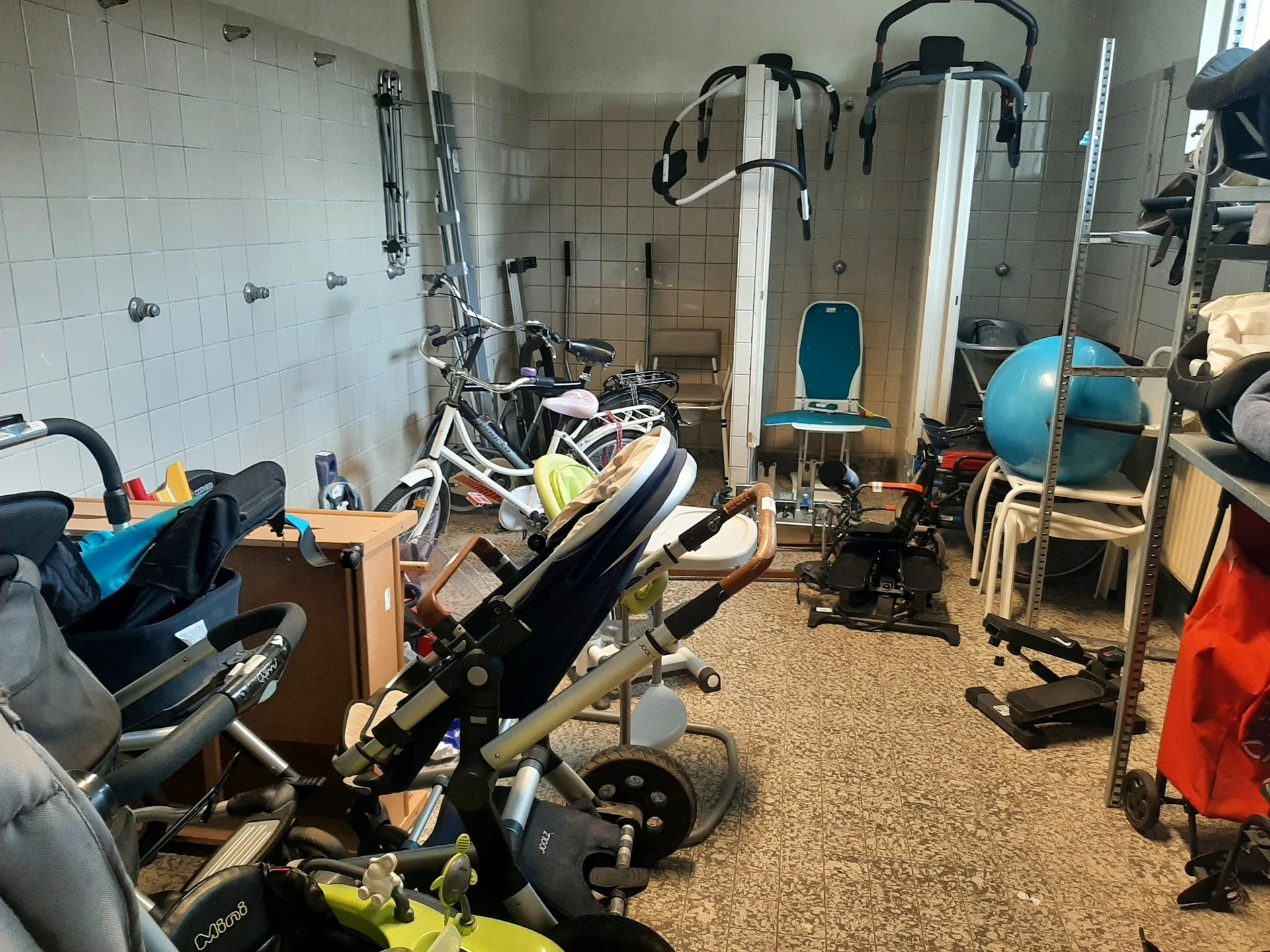 Fitnessapparatuur en sportgereedschap in een kringloopwinkel