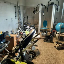 Fitnessapparatuur en sportgereedschap in een kringloopwinkel