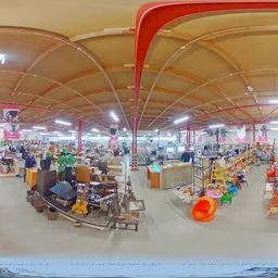 Overzicht van de winkelvloer van een kringloopwinkel met stellingen, rekken en diverse spullen
