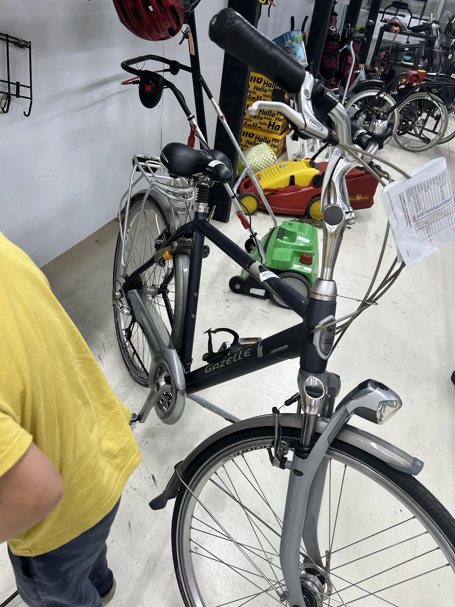 Tweedehands fietsen en fietsaccessoires uitgestald in de winkel