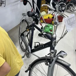 Tweedehands fietsen en fietsaccessoires uitgestald in de winkel