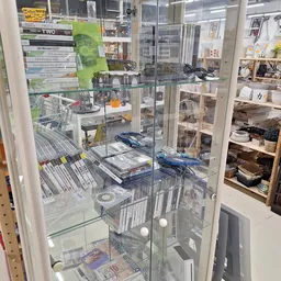 Glazen vitrinekast met dvd's, games en diverse collectibles netjes uitgestald