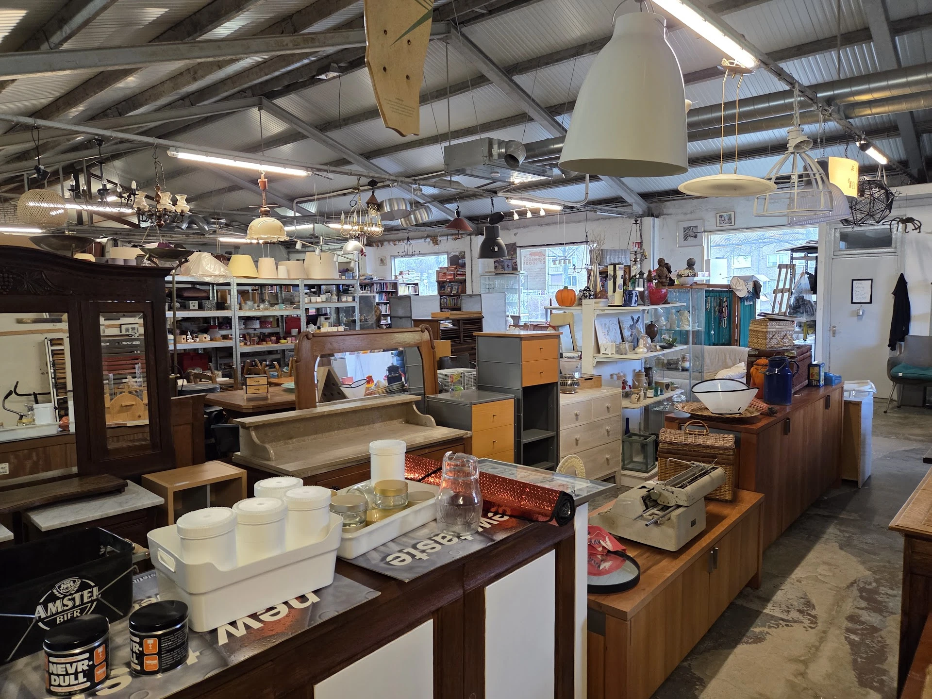 Kringloop de Loods in Maastricht met tweedehands boeken, gereedschappen en huis- en inrichting