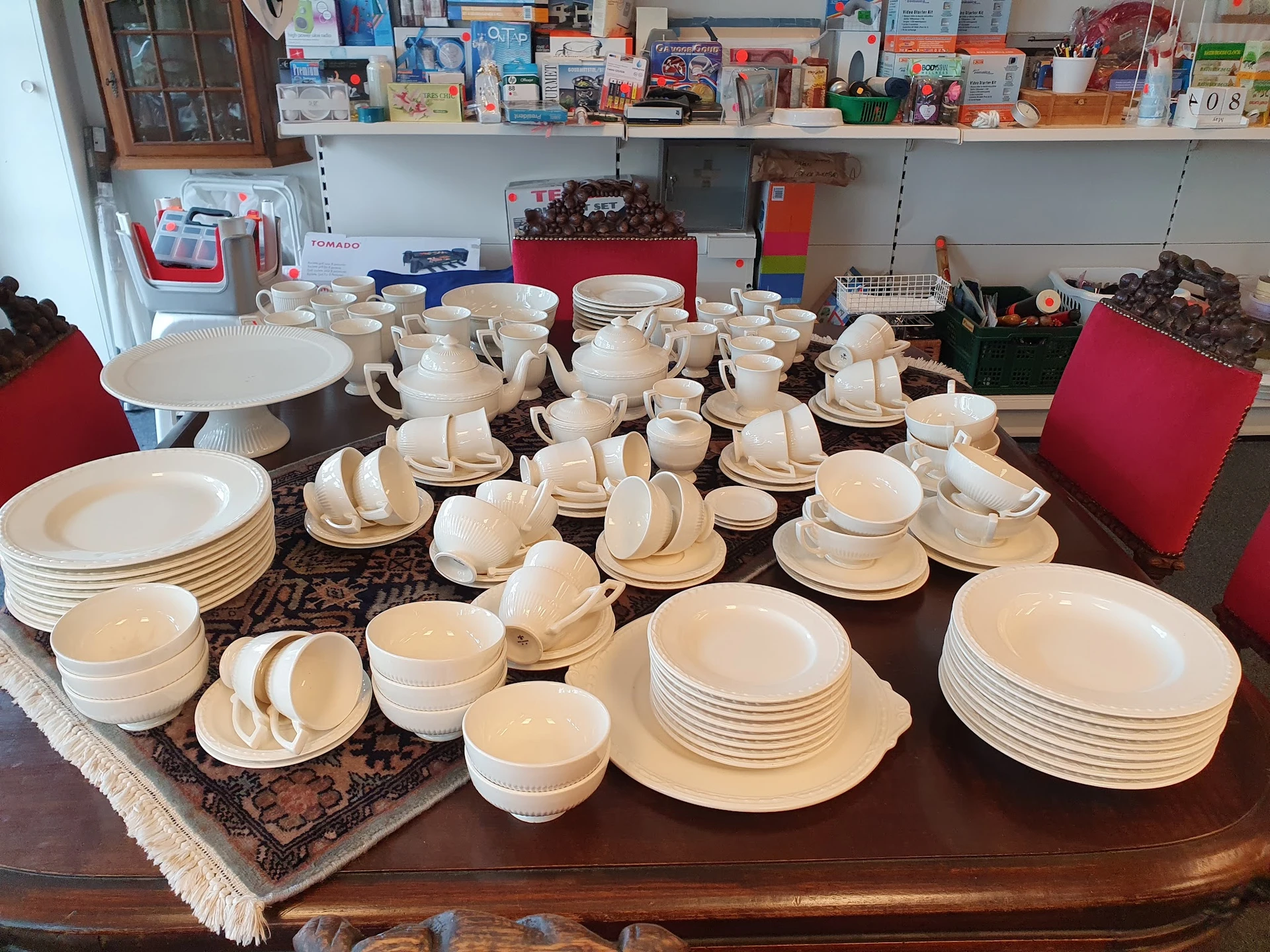 Tafelserviezen en borden in verschillende formaten uitgestald op een houten tafel