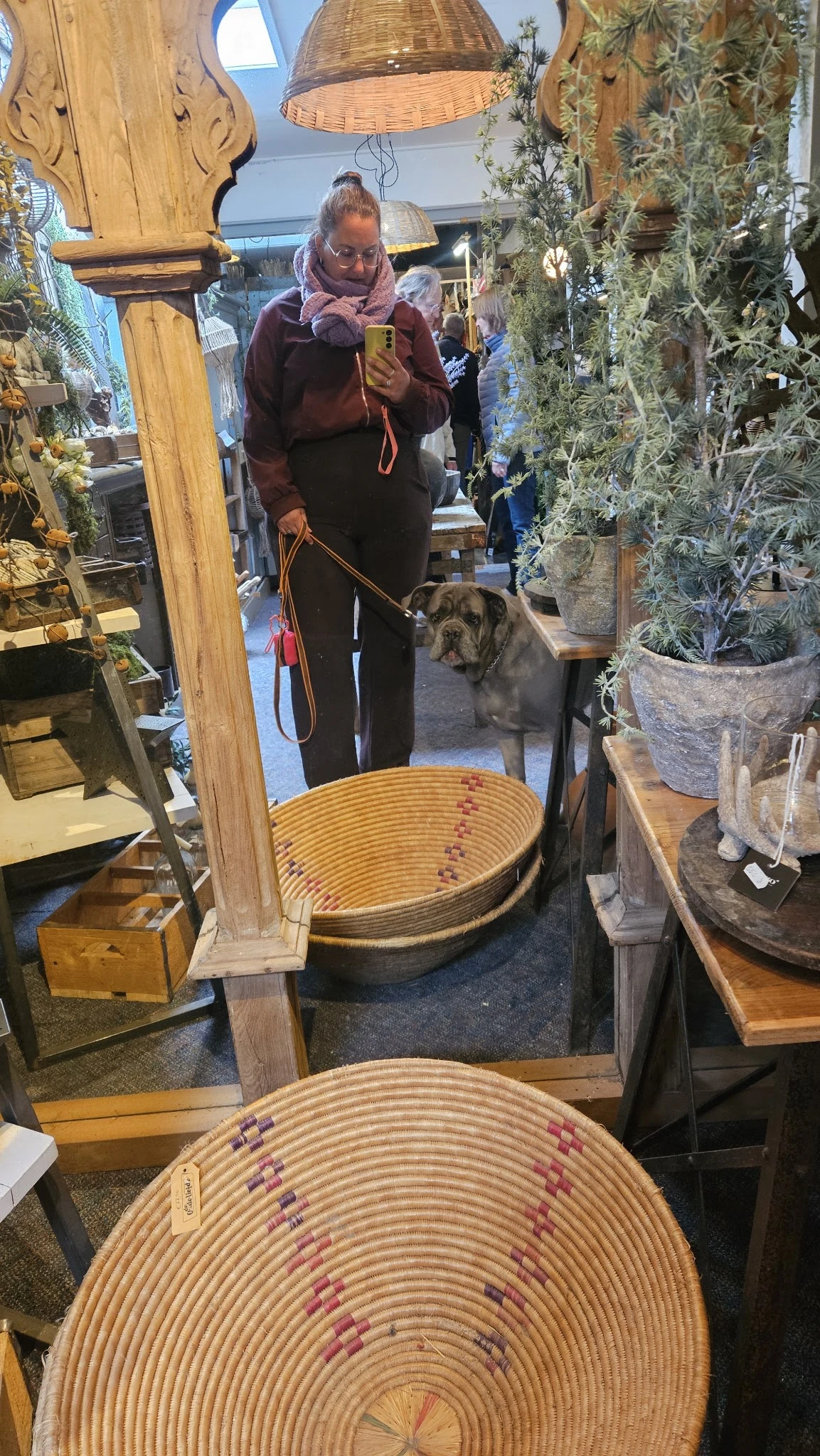 Winkelbinnenruimte met verschillende vintage spullen en een hond aan de lijn