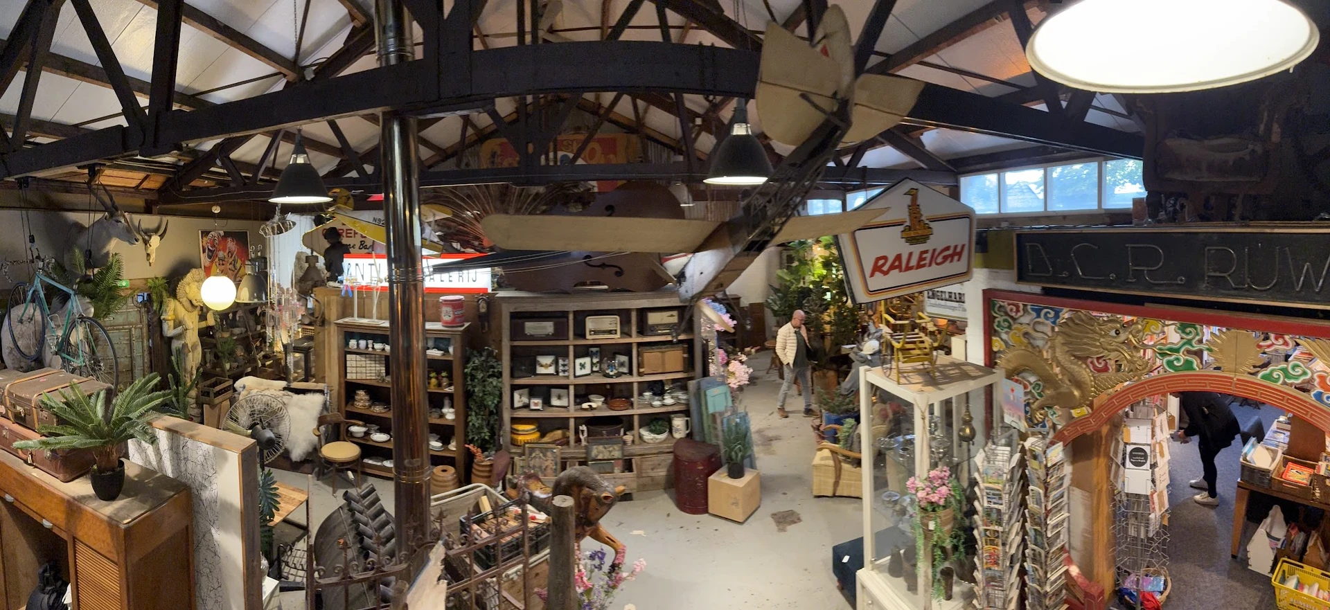 Overzicht van de winkelruimte met stellingen,DisplayCases, decoratieve objecten en vintage items