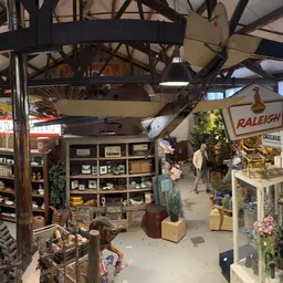 Overzicht van de winkelruimte met stellingen,DisplayCases, decoratieve objecten en vintage items
