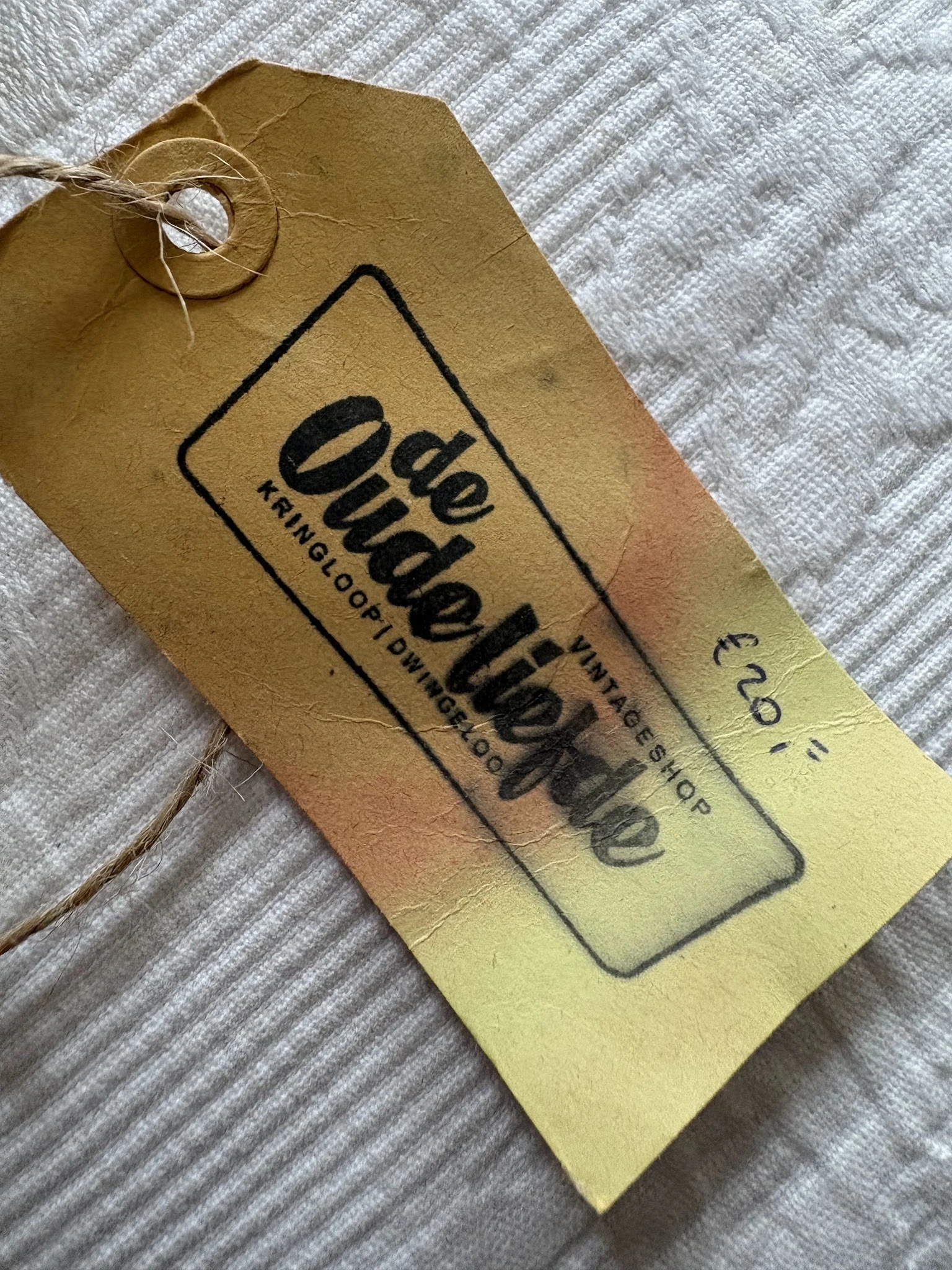 Close-up van een vintage label met zwarte tekst op geel-beige achtergrond
