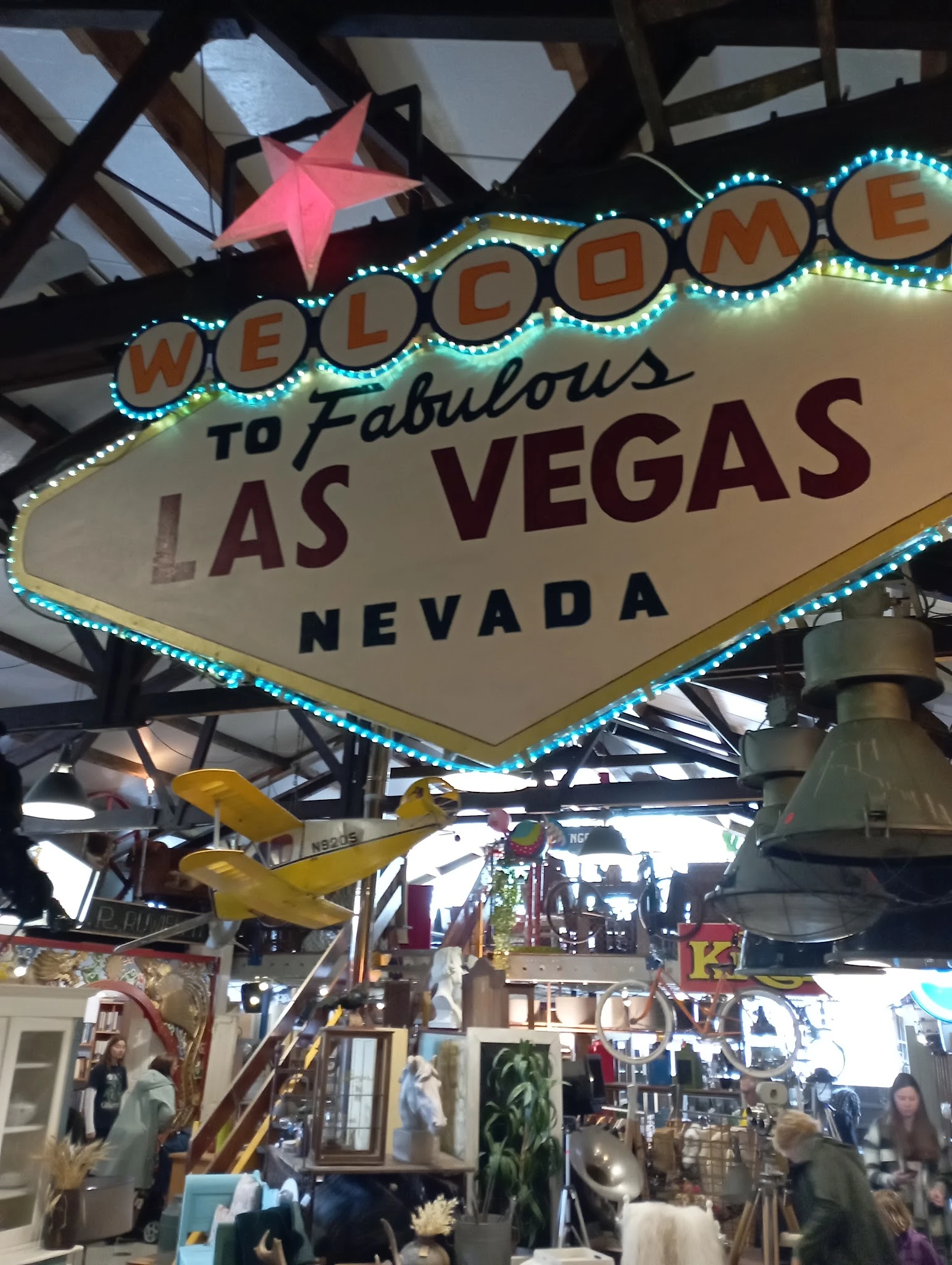 Las Vegas welkomsbord met neonverlichting in een winkelruimte