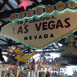 Las Vegas welkomsbord met neonverlichting in een winkelruimte