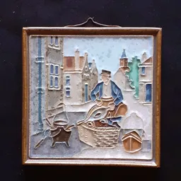 Vintage wandpaneel in reliëf met figuur en middeleeuwse huizen in bruine houten lijst