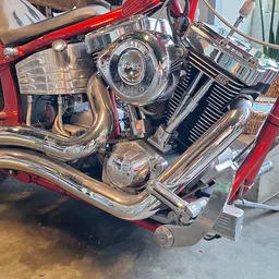 Close-up van een glanzende chrome motorfietsmotor met finnen en gepolijste onderdelen