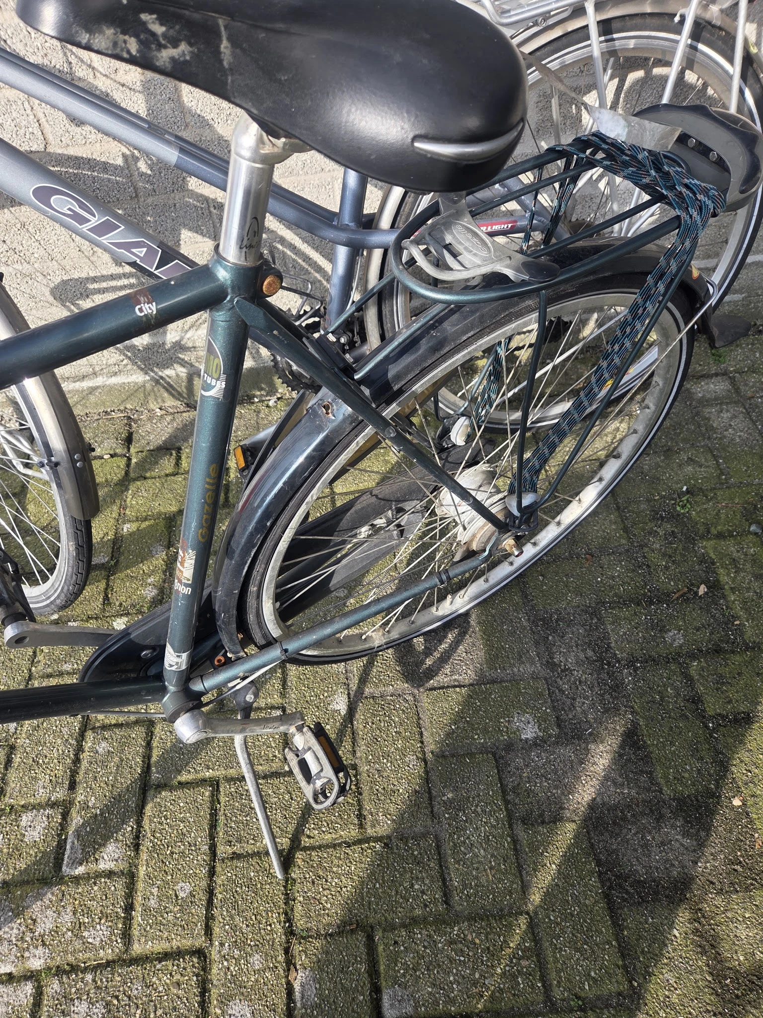 Close-up van een zwarte fiets met banden en frame