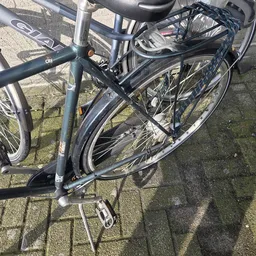 Close-up van een zwarte fiets met banden en frame