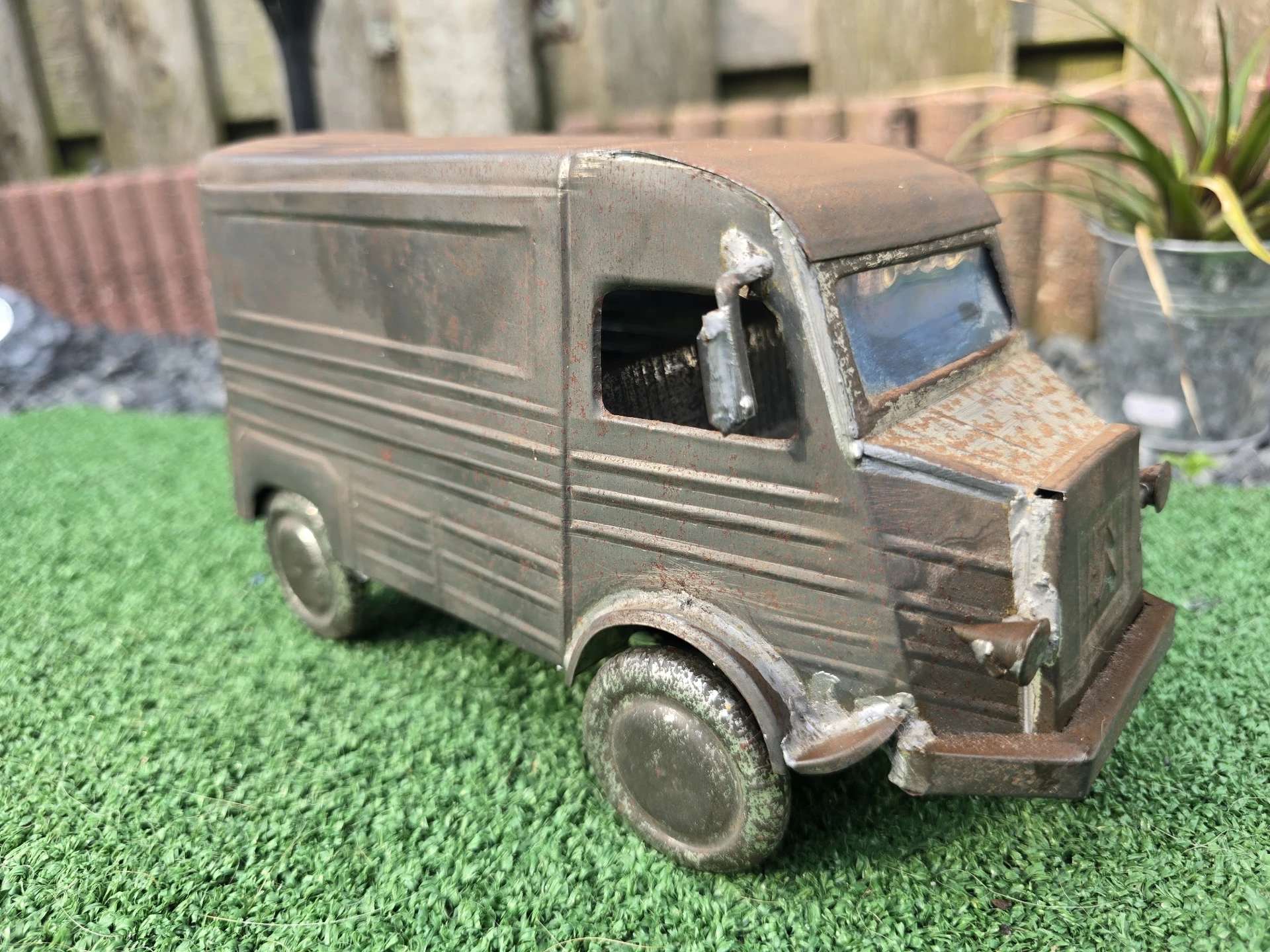 Close-up van een grijs metalen speelgoedauto van Duitse makelij op kunstgras