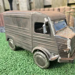 Close-up van een grijs metalen speelgoedauto van Duitse makelij op kunstgras