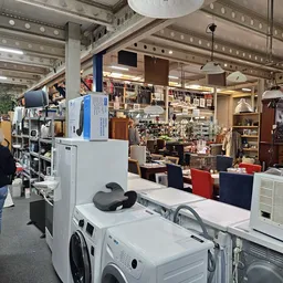 Winkelvloer met wasmachines, drogers en andere huishoudelijke apparaten uitgestald