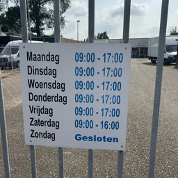 Openingstijdenbord met Dutch weekdays and hours 09:00-17:00, Saturday until 16:00, Sunday closed