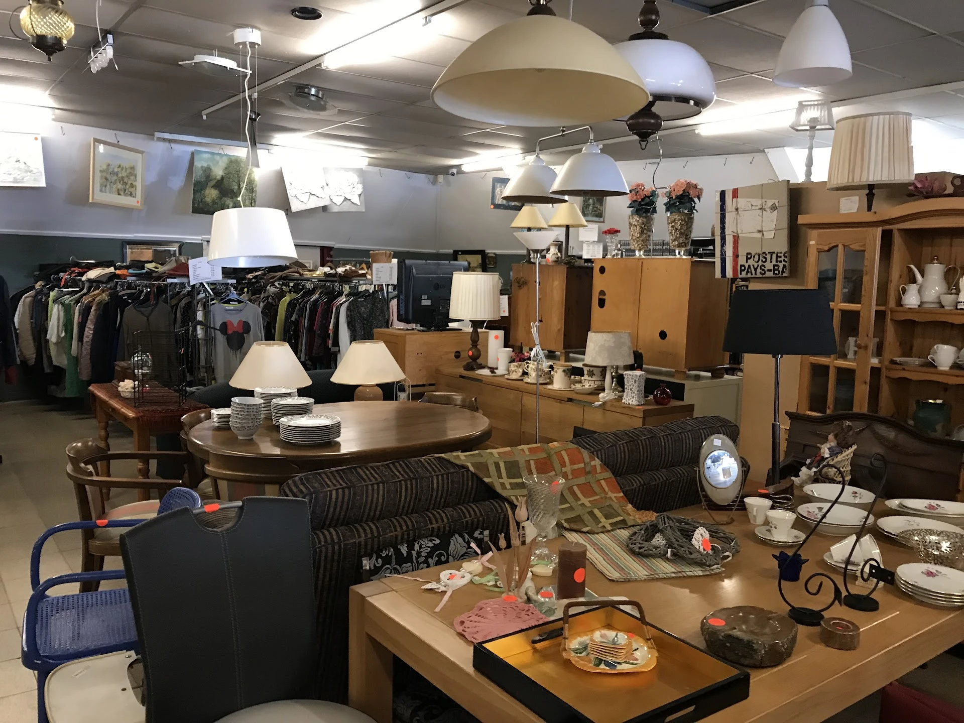 Kringloop De oude veemarkt in Almelo met tweedehands boeken, elektronica en kleding