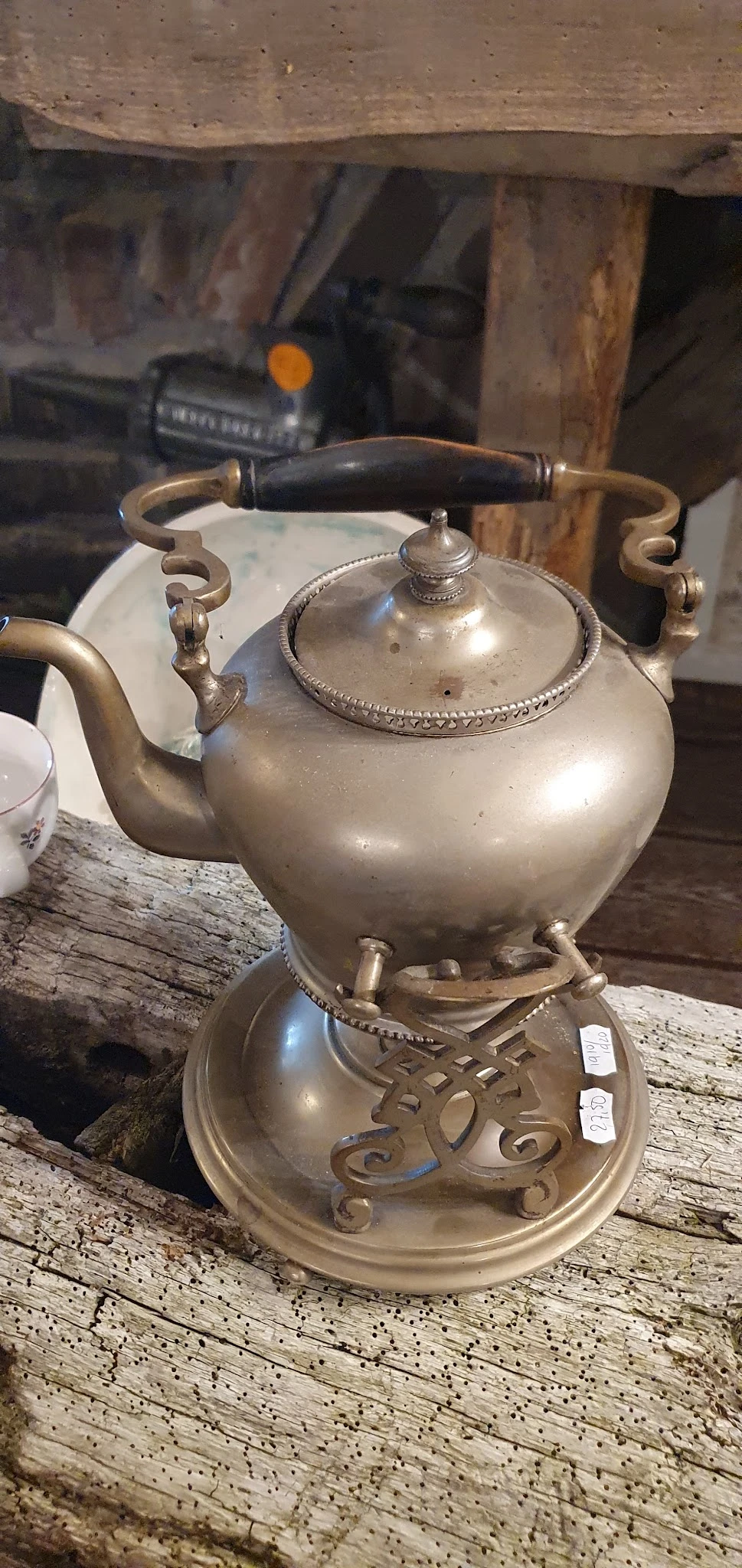Zilveren theepot met decoratieve handvatten en knop op deksel